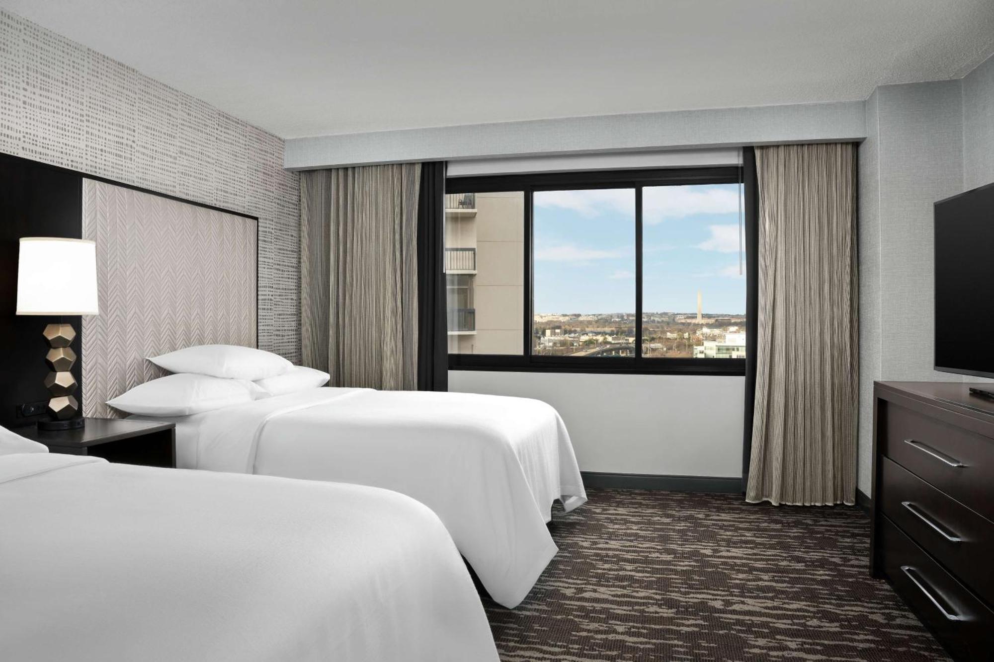 Embassy By Hilton Crystal National Airport 3*
