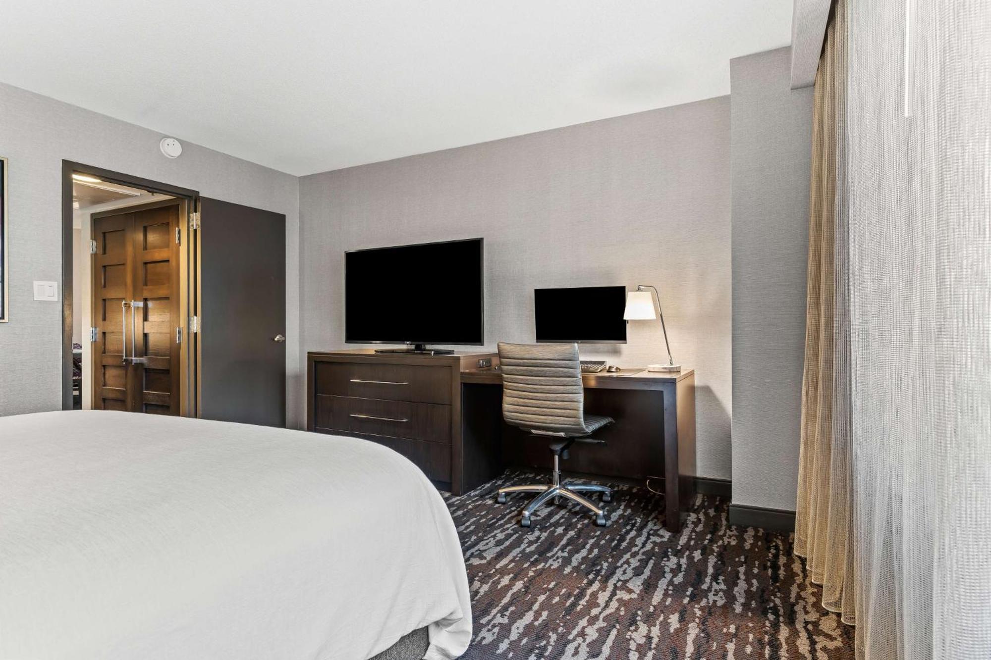 Embassy By Hilton Crystal National Airport Hotel