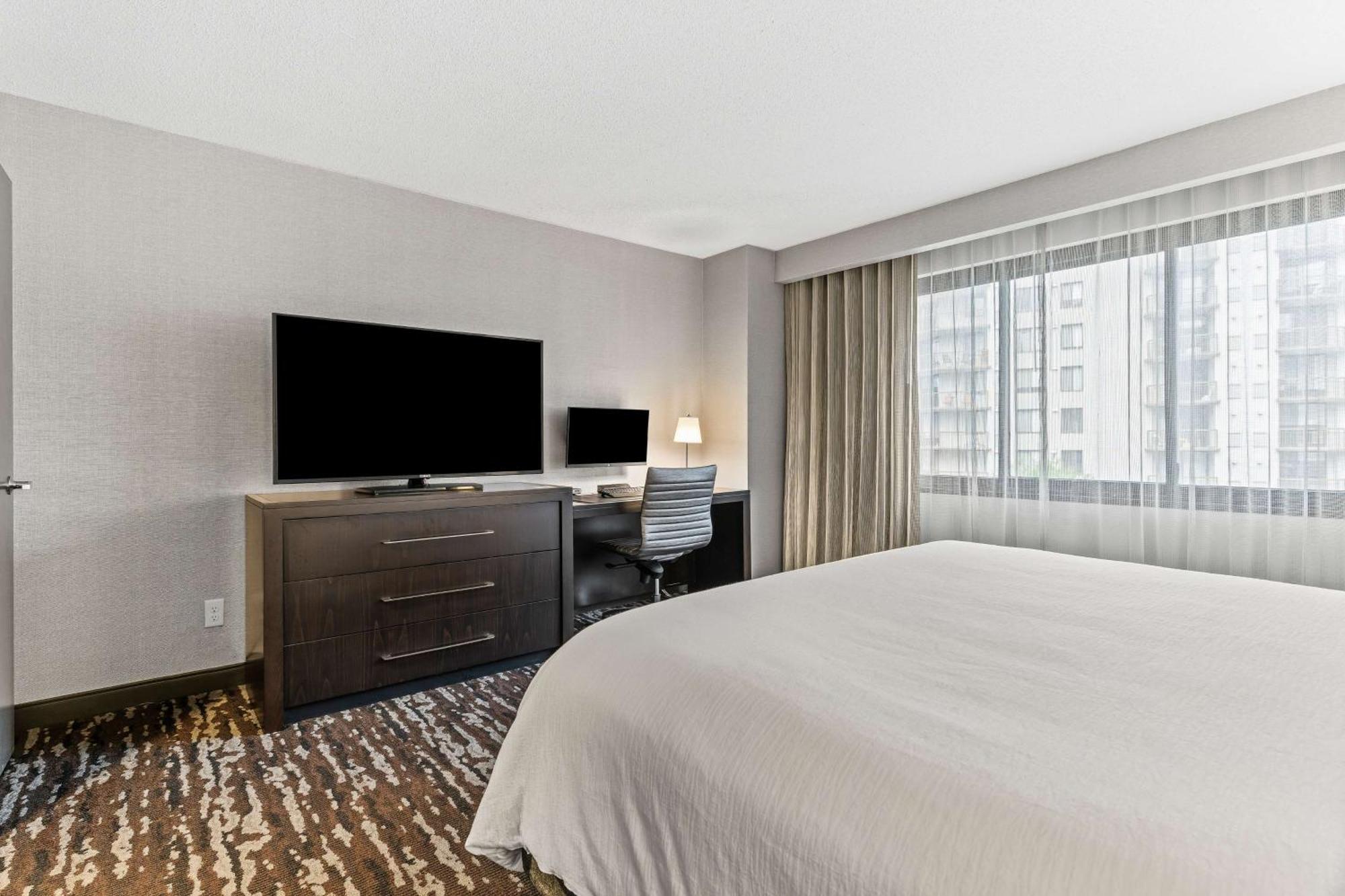 Hotel Embassy By Hilton Crystal National Airport 3*