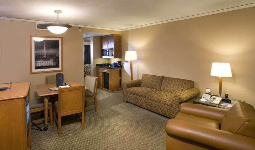 Hotel Embassy By Hilton Crystal National Airport 3*