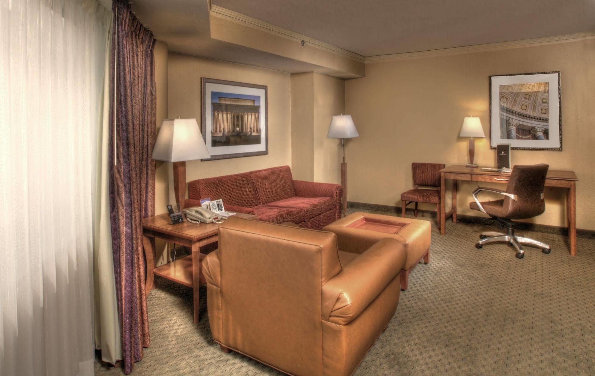 Hotel Embassy By Hilton Crystal National Airport