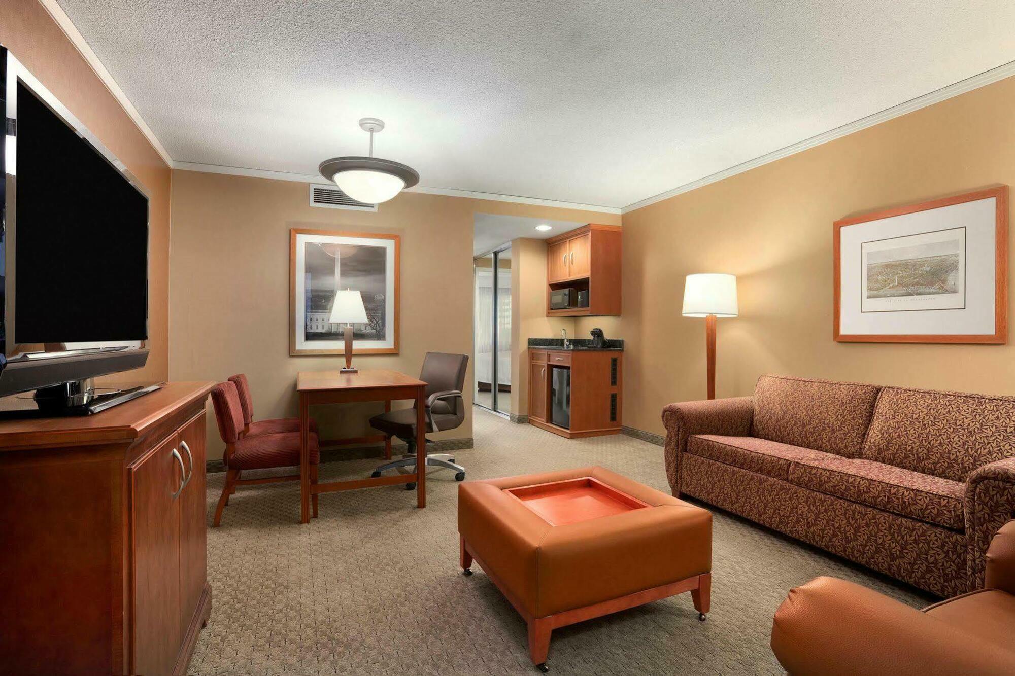 Embassy By Hilton Crystal National Airport