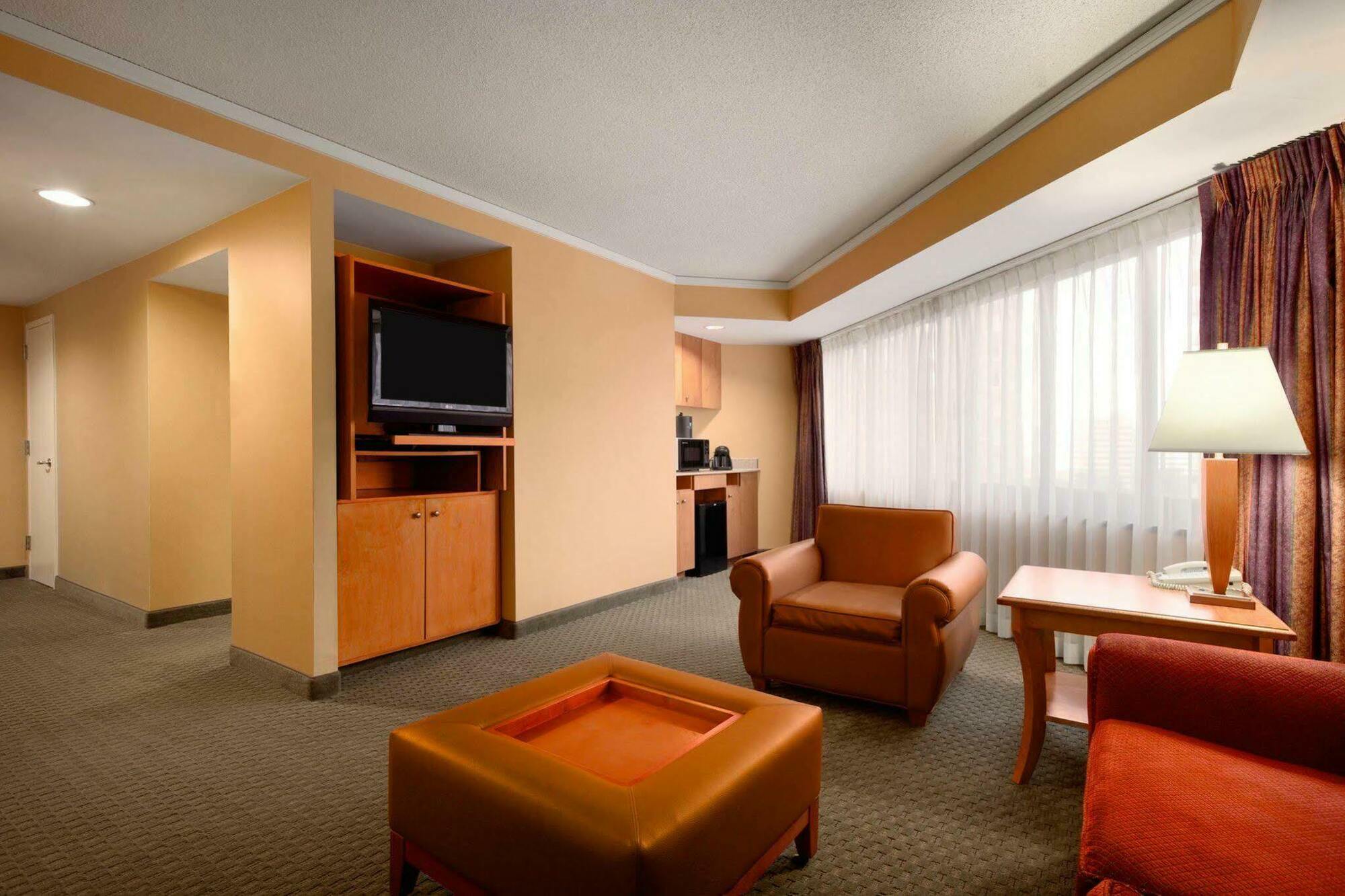 Hotel Embassy By Hilton Crystal National Airport Arlington