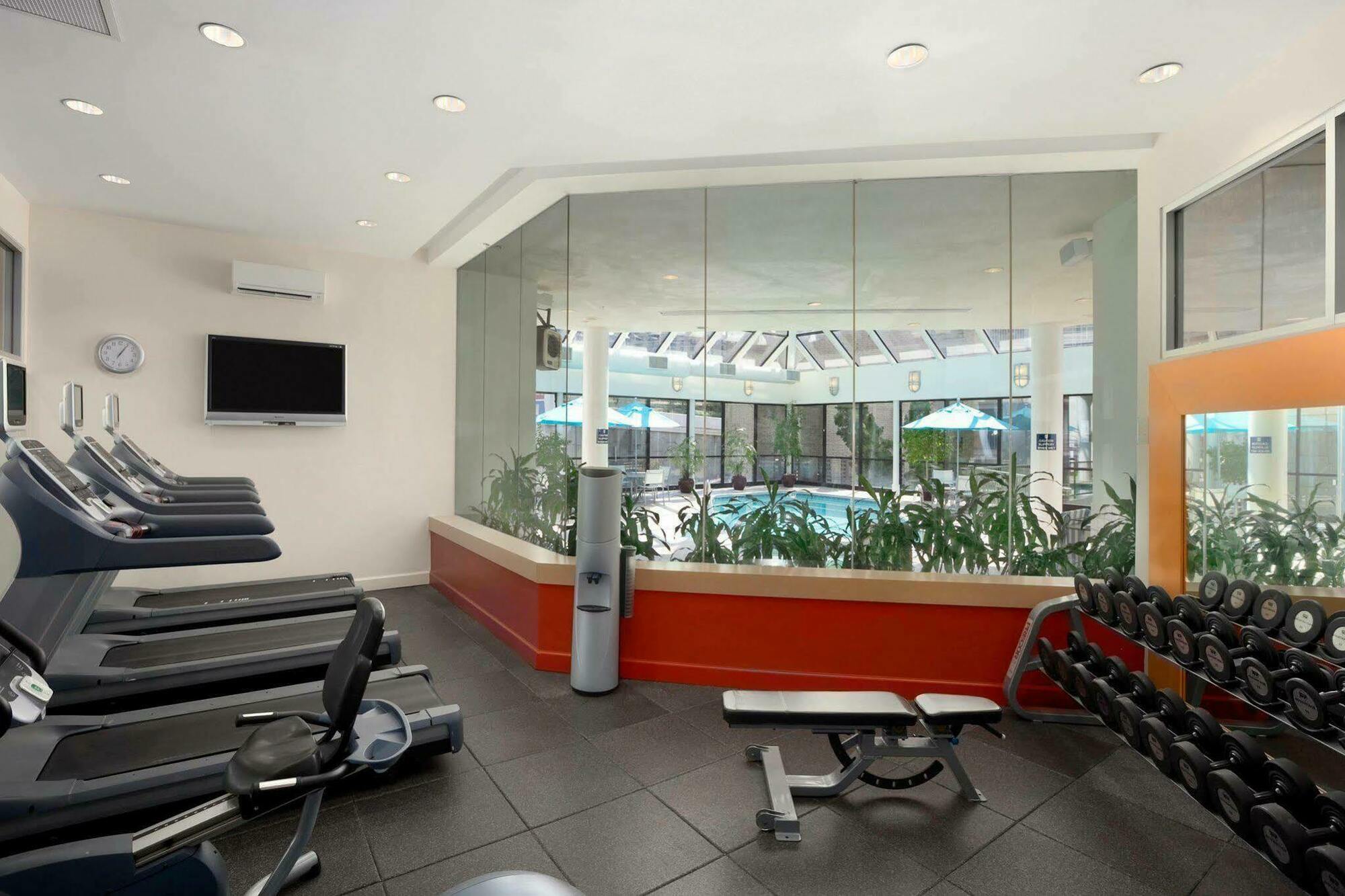 Embassy By Hilton Crystal National Airport Hotel